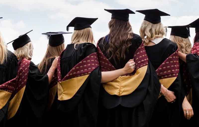 5 Kado Wisuda Terbaik untuk Sahabat