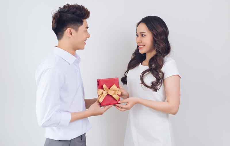 6 Ide Kado untuk Pria yang Berkesan di Hati