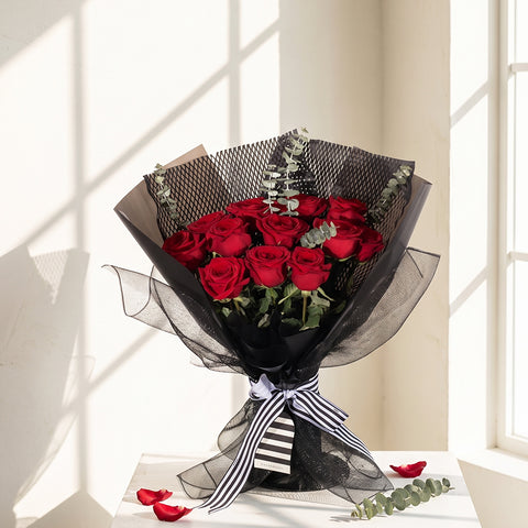 Signature Midnight Kiss Bouquet - Deluxe